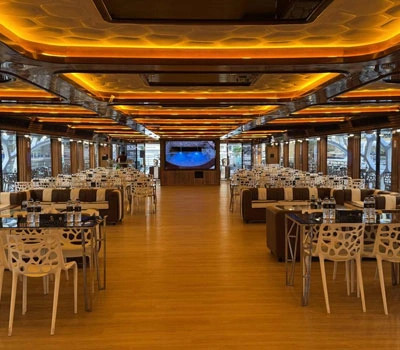 royal-cruising-middle-deck